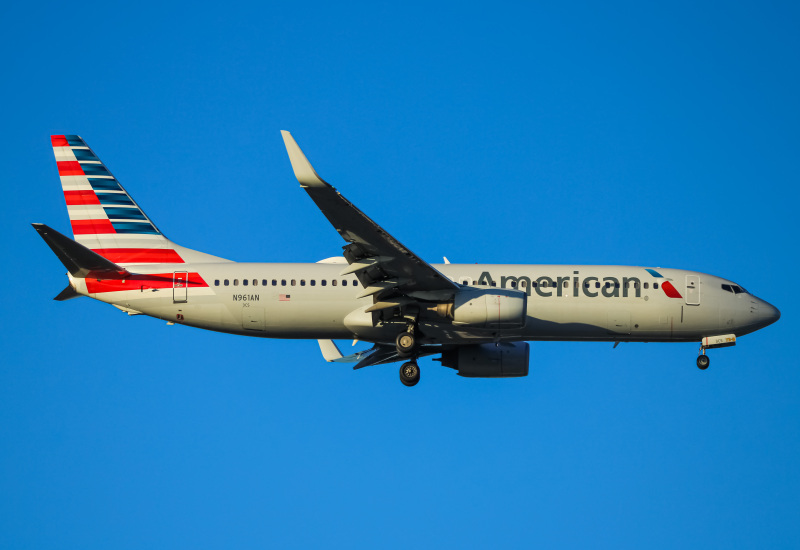 Photo of N961AN - American Airlines Boeing 737-800 at BWI on AeroXplorer Aviation Database