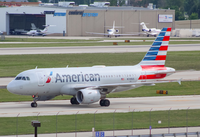Photo of N749US - American Airlines Airbus A319 at MKE on AeroXplorer Aviation Database