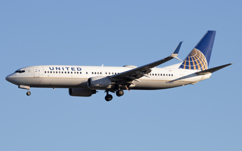 Photo of N76517 - United Airlines Boeing 737-800 at EWR on AeroXplorer Aviation Database