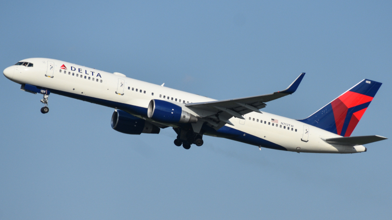 Photo of N712TW - Delta Airlines Boeing 757-200 at DCA on AeroXplorer Aviation Database