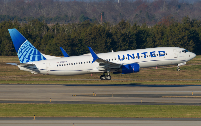 Photo of N18220 - United Airlines Boeing 737-800 at IAD on AeroXplorer Aviation Database