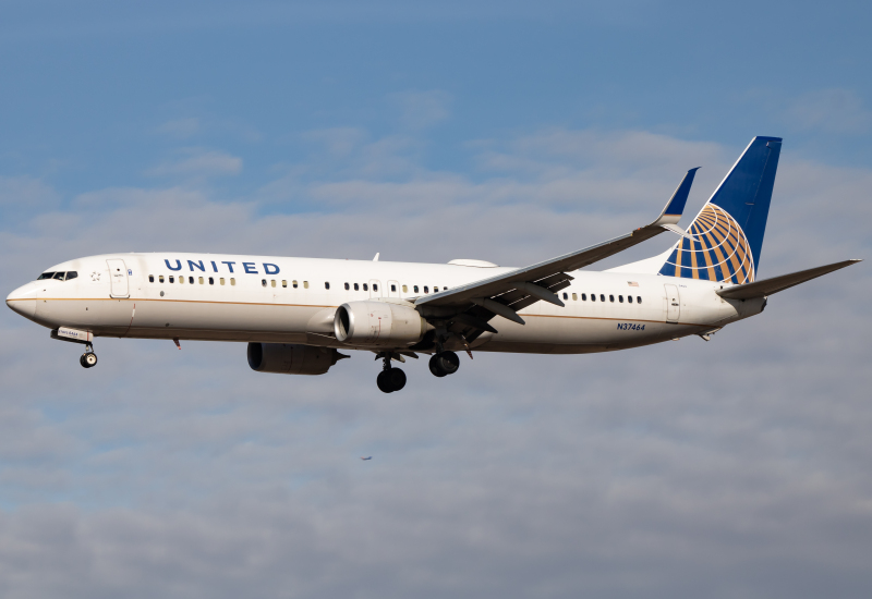 Photo of N37464 - United Airlines Boeing 737-900 at PHX on AeroXplorer Aviation Database