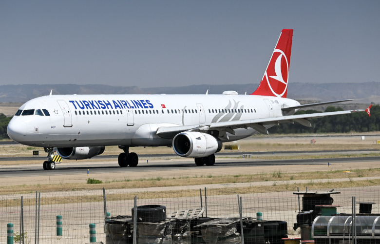 Photo of TC-JSB - Turkish Airlines Airbus A321-200 at MAD on AeroXplorer Aviation Database