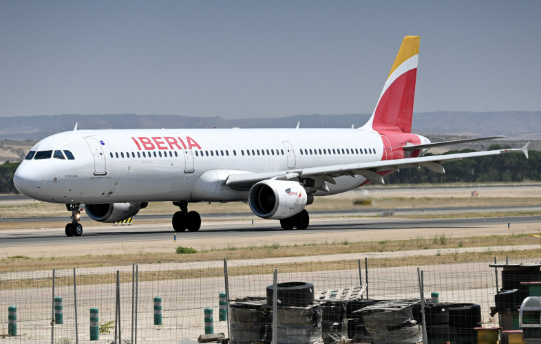 Photo of EC-HUH - Iberia Airbus A321-200 at MAD on AeroXplorer Aviation Database