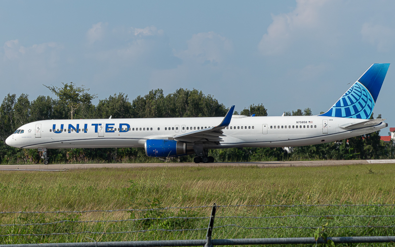 Photo of N75858 - United Airlines Boeing 757-300 at BZE on AeroXplorer Aviation Database