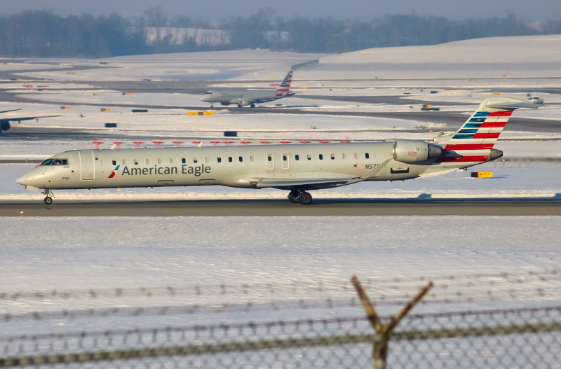 Photo of N571NN - American Eagle Mitsubishi CRJ-900 at CVG on AeroXplorer Aviation Database