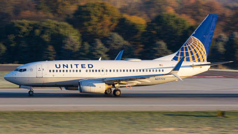 Photo of N27722 - United Airlines Boeing 737-700 at CMH on AeroXplorer Aviation Database