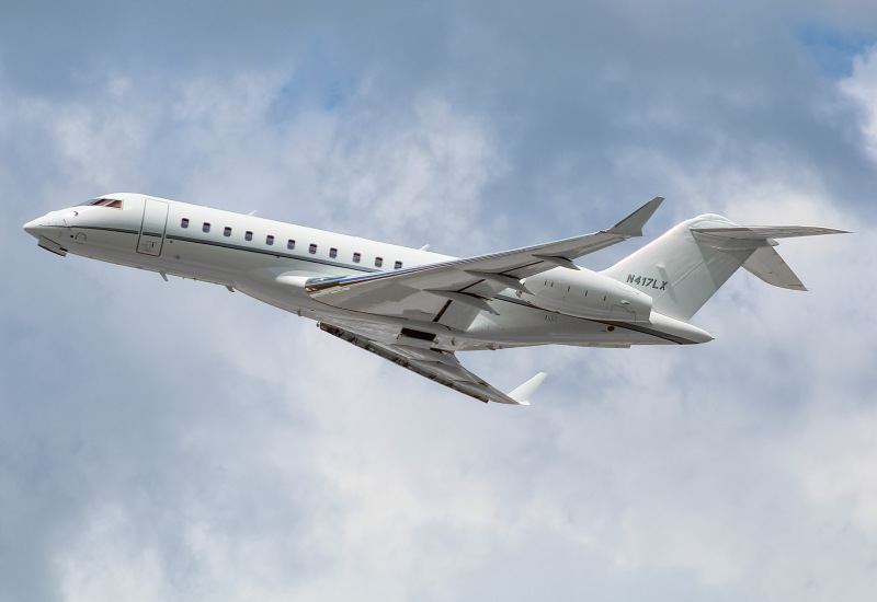 Photo of N417LX - PRIVATE Bombardier Global 6000 at MKE on AeroXplorer Aviation Database