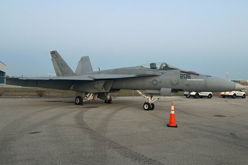 Photo of 165860 - USN - United States Navy Boeing F/A-18E/F Super Hornet at FLL on AeroXplorer Aviation Database