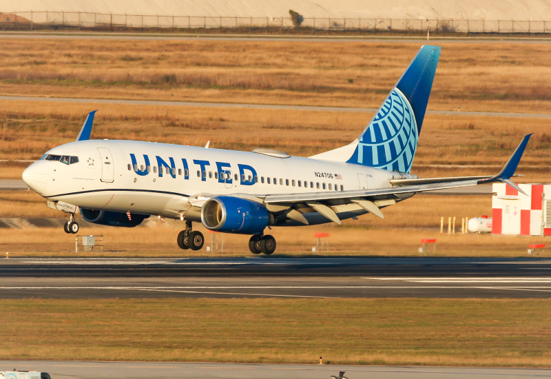 Photo of N24706 - United Airlines Boeing 737-700 at IAH on AeroXplorer Aviation Database