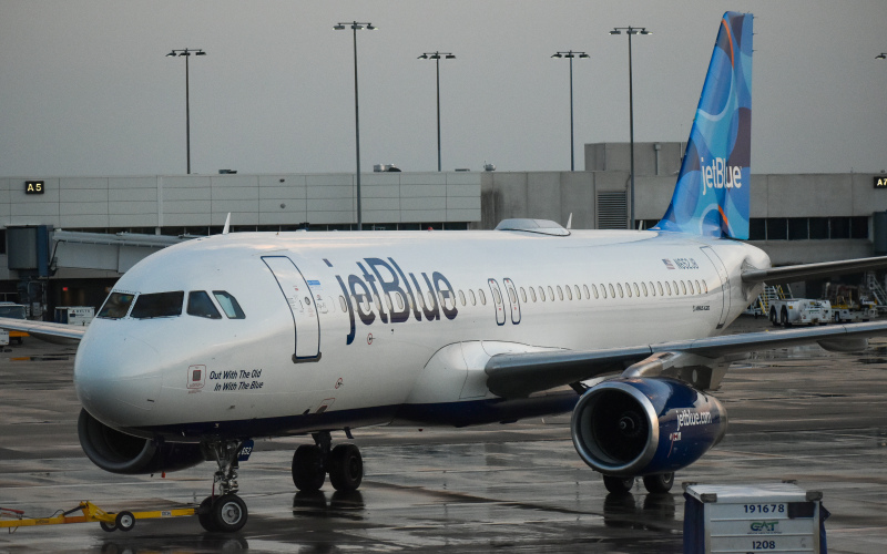 Photo of N652JB - JetBlue Airways Airbus A320 at CLT on AeroXplorer Aviation Database