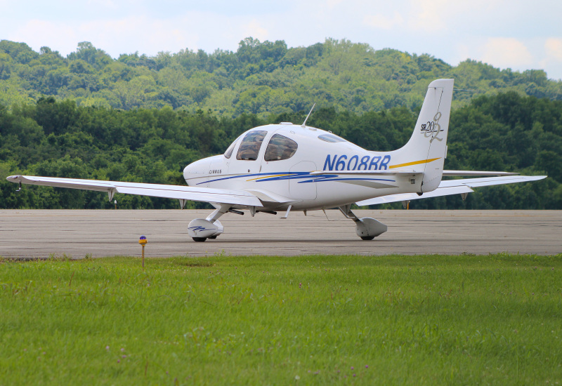 Photo of N608BB - PRIVATE Cirrus SR-20 at LUK on AeroXplorer Aviation Database