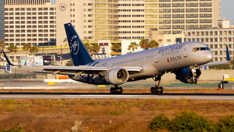 Photo of N705TW - Delta Airlines Boeing 757-200 at LAX on AeroXplorer Aviation Database