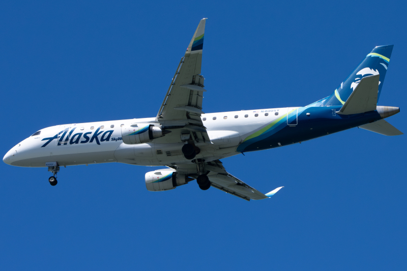Photo of N400SY - Alaska Airlines Embraer E175 at SFO on AeroXplorer Aviation Database