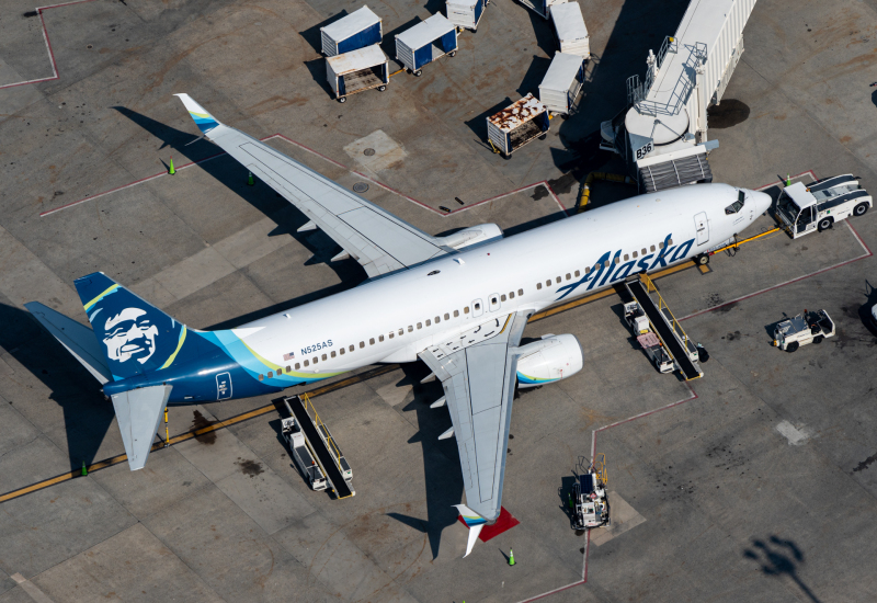 Photo of N525AS - Alaska Airlines Boeing 737-800 at BOS on AeroXplorer Aviation Database