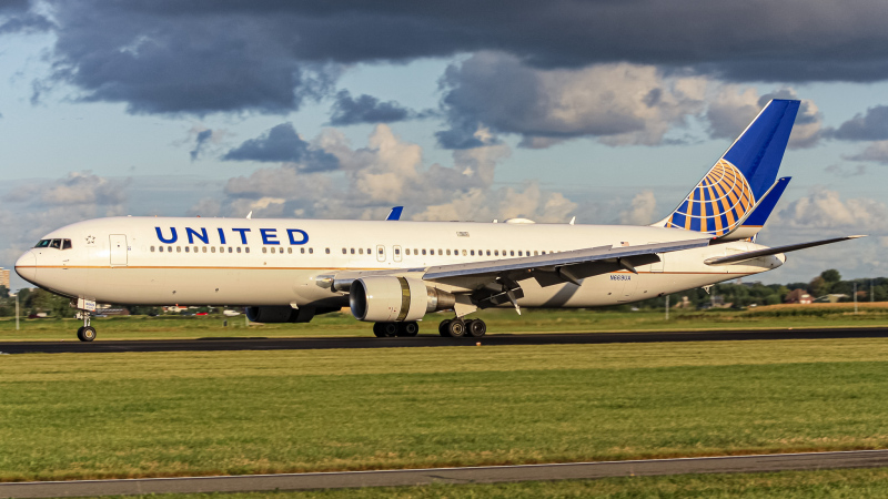 Photo of N669UA - United Airlines Boeing 767-300ER at AMS on AeroXplorer Aviation Database