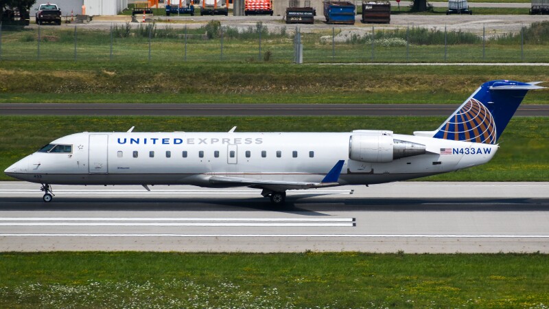 Photo of N433AW - United Express Mitsubishi CRJ-200 at CMH on AeroXplorer Aviation Database