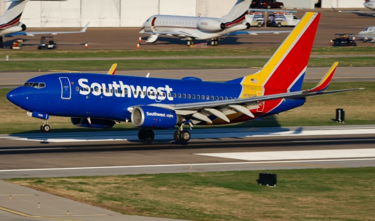 Photo of N7850B - Southwest Airlines Boeing 737-700 at DAL on AeroXplorer Aviation Database