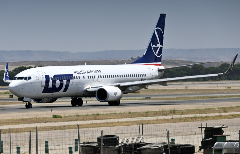 Photo of SP-LWG - LOT Polish Airlines Boeing 737-800 at MAD on AeroXplorer Aviation Database