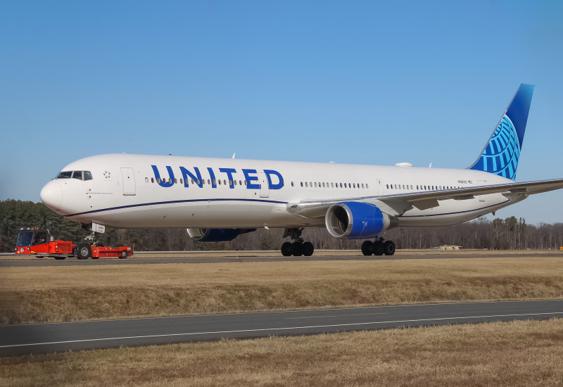 Photo of N68061 - United Airlines Boeing 767-400ER at IAD on AeroXplorer Aviation Database