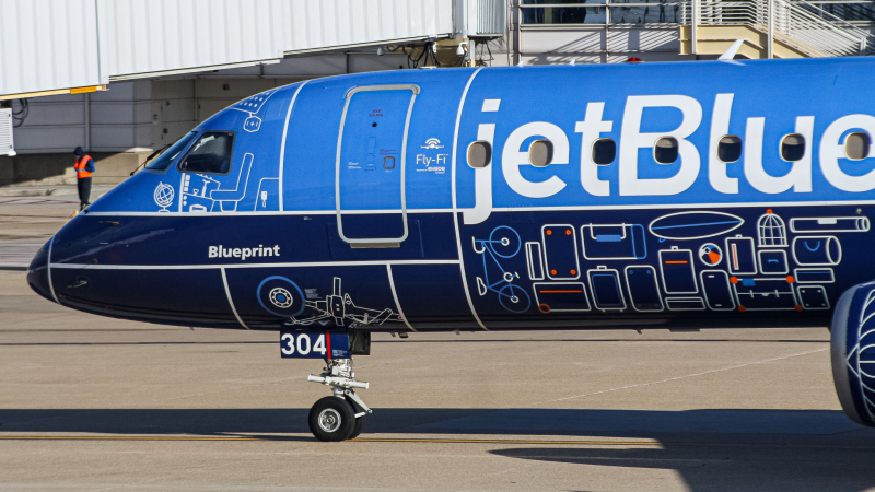 Photo of N304JB - JetBlue Airways Embraer E190 at DCA on AeroXplorer Aviation Database