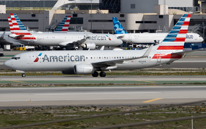 Photo of N306PB - American Airlines Boeing 737-800 at LAX on AeroXplorer Aviation Database