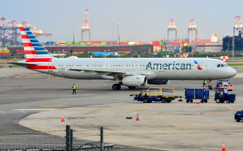 Photo of N521UW - American Airlines Airbus A321-200 at EWR on AeroXplorer Aviation Database