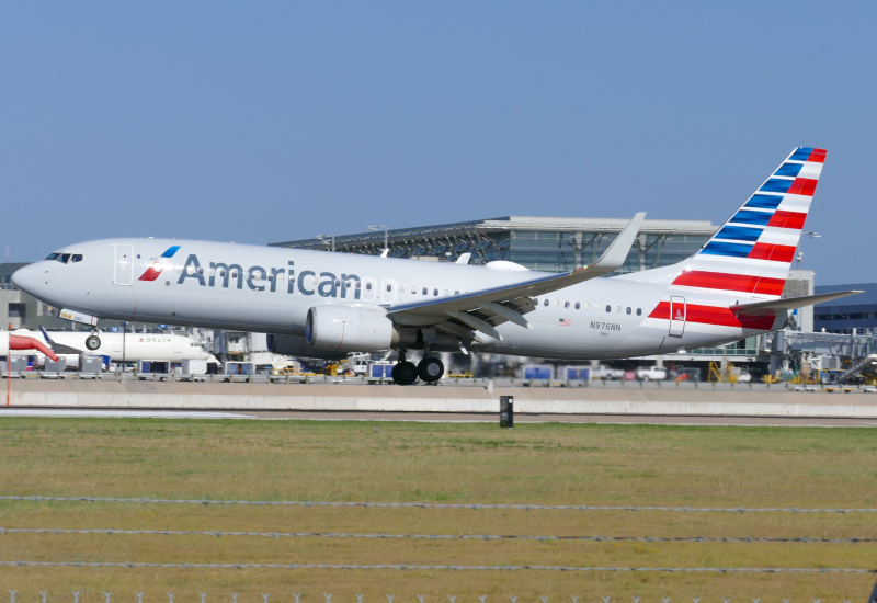 Photo of N976NN - American Airlines Boeing 737-800 at AUS on AeroXplorer Aviation Database