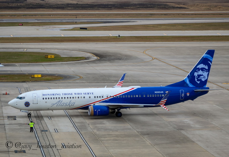 Photo of N265ak - American Airlines Boeing 737-900ER at IAH on AeroXplorer Aviation Database