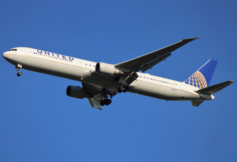 Photo of N69059 - United Airlines Boeing 767-400ER at IAD on AeroXplorer Aviation Database
