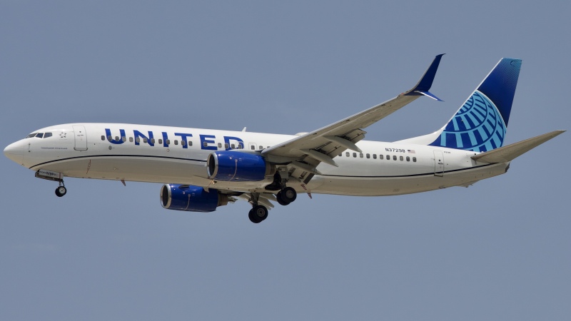 Photo of N37298 - United Airlines Boeing 737-800 at IAH on AeroXplorer Aviation Database
