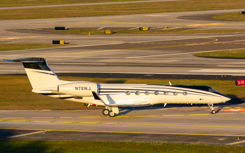 Photo of N721KJ - PRIVATE Gulfstream G550 at TPA on AeroXplorer Aviation Database