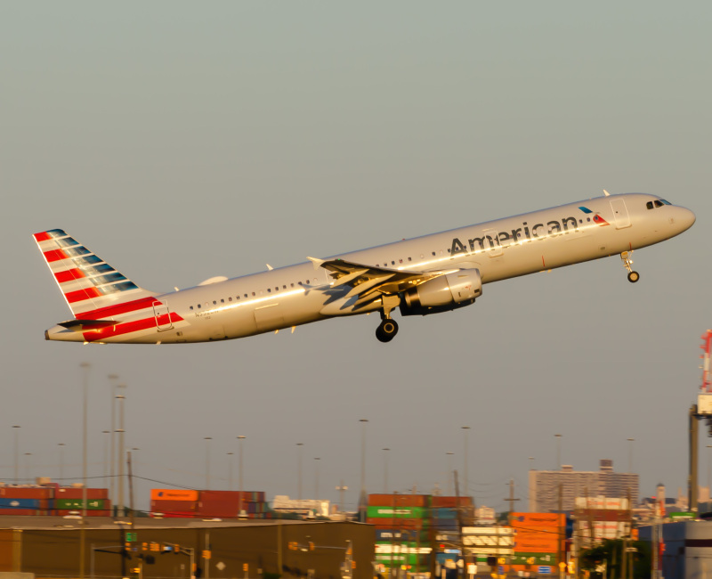 Photo of N552UW - American Airlines Airbus A321-200 at EWR on AeroXplorer Aviation Database