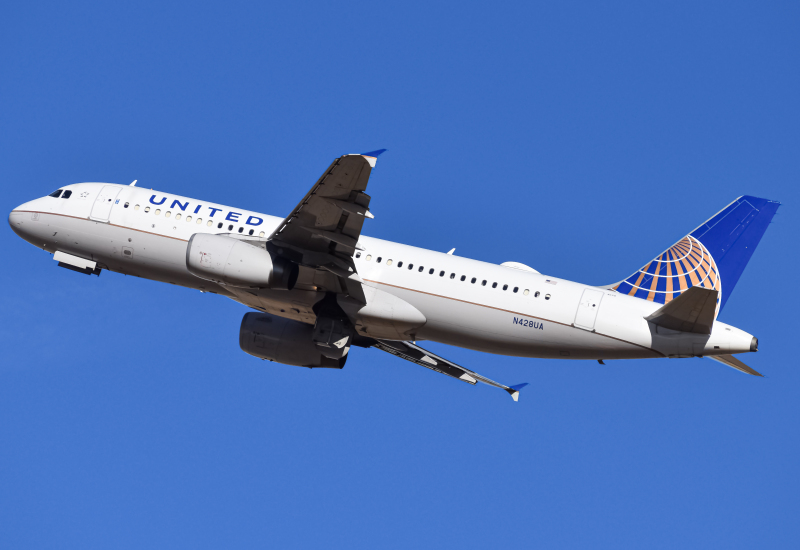 Photo of N428UA - United Airlines Airbus A320 at DEN on AeroXplorer Aviation Database