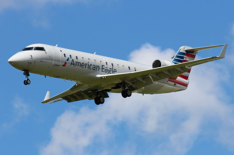 Photo of N429AW - American Eagle Mitsubishi CRJ-200 at CVG on AeroXplorer Aviation Database