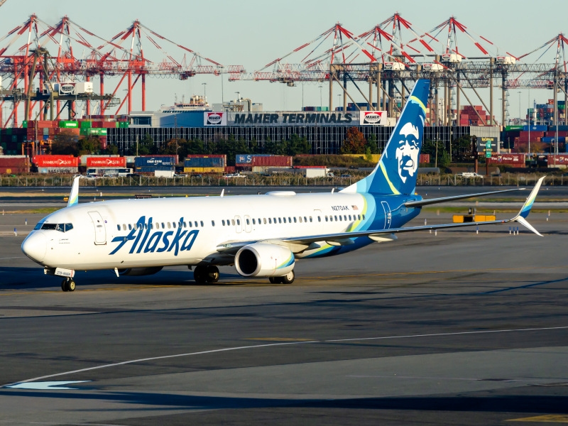 Photo of N270AK - Alaska Airlines Boeing 737-900ER at EWR on AeroXplorer Aviation Database