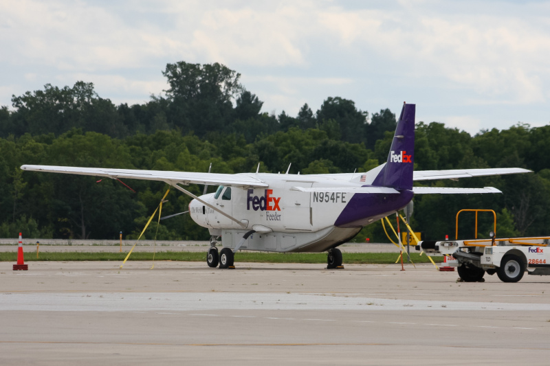 Photo of N954FE - FedEx Cessna 208 Caravan at FNT on AeroXplorer Aviation Database