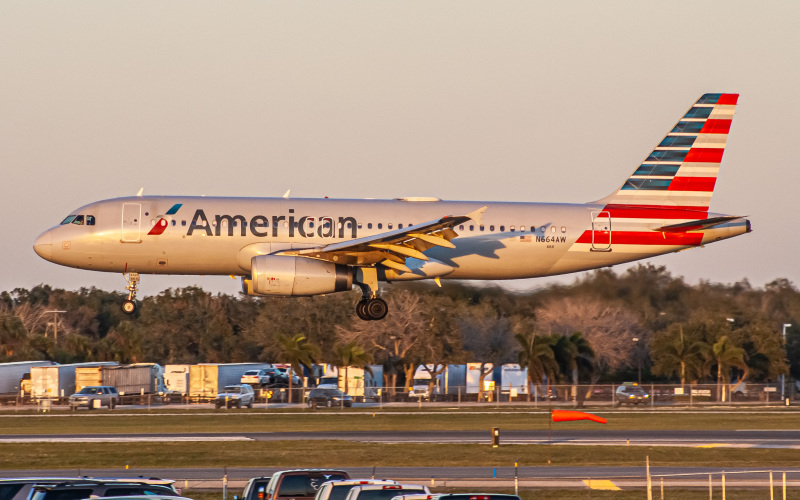 Photo of N664AW - American Airlines Airbus A319 at SRQ on AeroXplorer Aviation Database