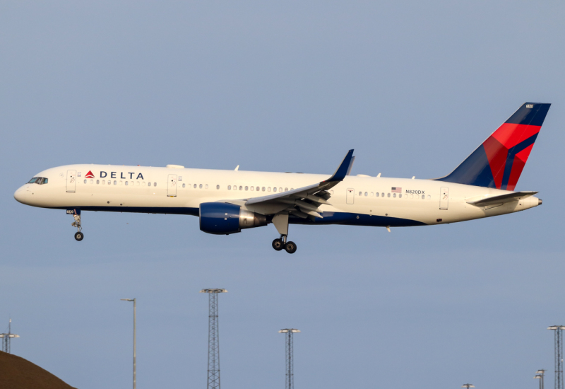 Photo of N820DX - Delta Airlines Boeing 757-200 at KEF on AeroXplorer Aviation Database
