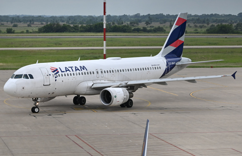 Photo of CC-BAY - LATAM Airbus A320 at VVI on AeroXplorer Aviation Database