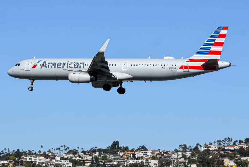 Photo of N137AA - American Airlines Airbus A321-200 at SAN on AeroXplorer Aviation Database