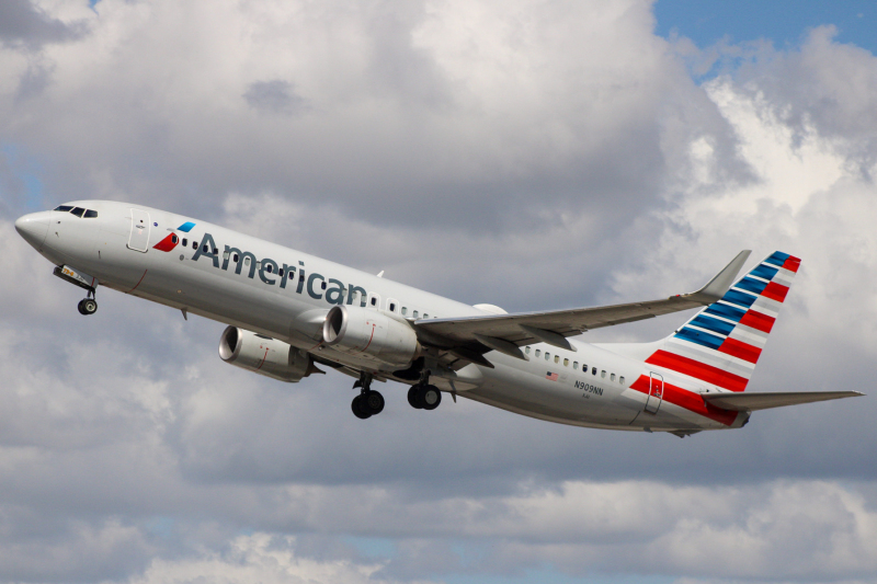 Photo of N909NN - American Airlines Boeing 737-800 at MIA on AeroXplorer Aviation Database