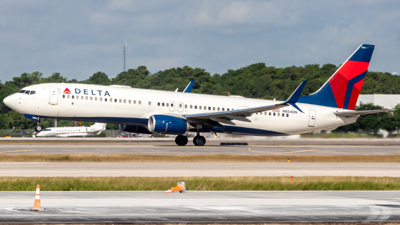 Photo of N854DN - Delta Airlines Boeing 737-900ER at IAH on AeroXplorer Aviation Database