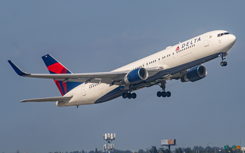 Photo of N181DN - Delta Airlines Boeing 767-300ER at Fll on AeroXplorer Aviation Database