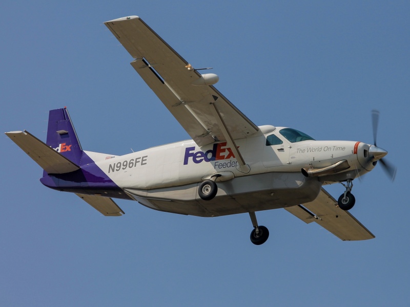 Photo of N996FE - FedEx Cessna 208B Super Cargomaster at SLC on AeroXplorer Aviation Database
