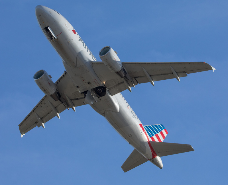 Photo of N678US - American Airlines Airbus A319 at MKE on AeroXplorer Aviation Database