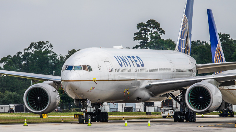 Photo of N775UA - United Airlines Boeing 777-200ER at IAH on AeroXplorer Aviation Database