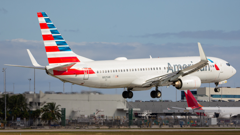 Photo of N925AN - American Airlines Boeing 737-800 at MIA on AeroXplorer Aviation Database