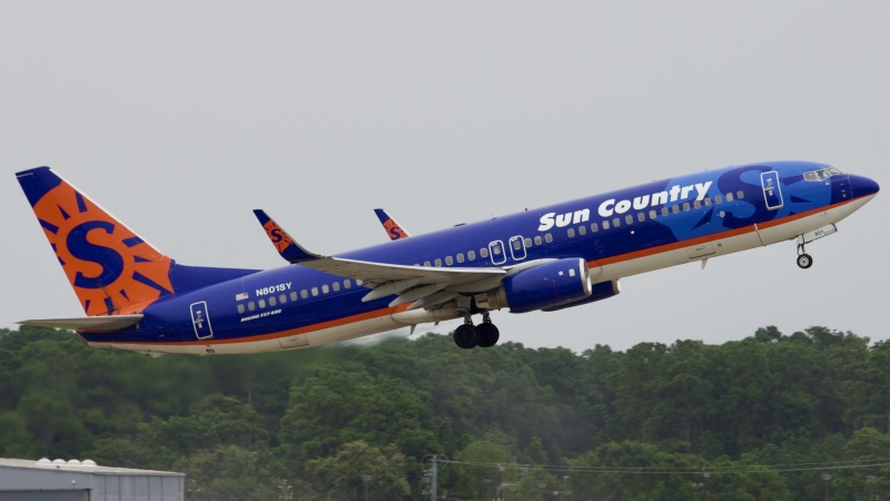 Photo of N801SY - Sun Country Airlines Boeing 737-800 at IAH on AeroXplorer Aviation Database