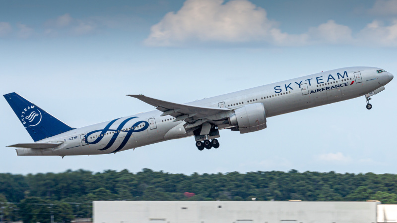 Photo of F-GZNE - Air France Boeing 777-300ER at IAH on AeroXplorer Aviation Database